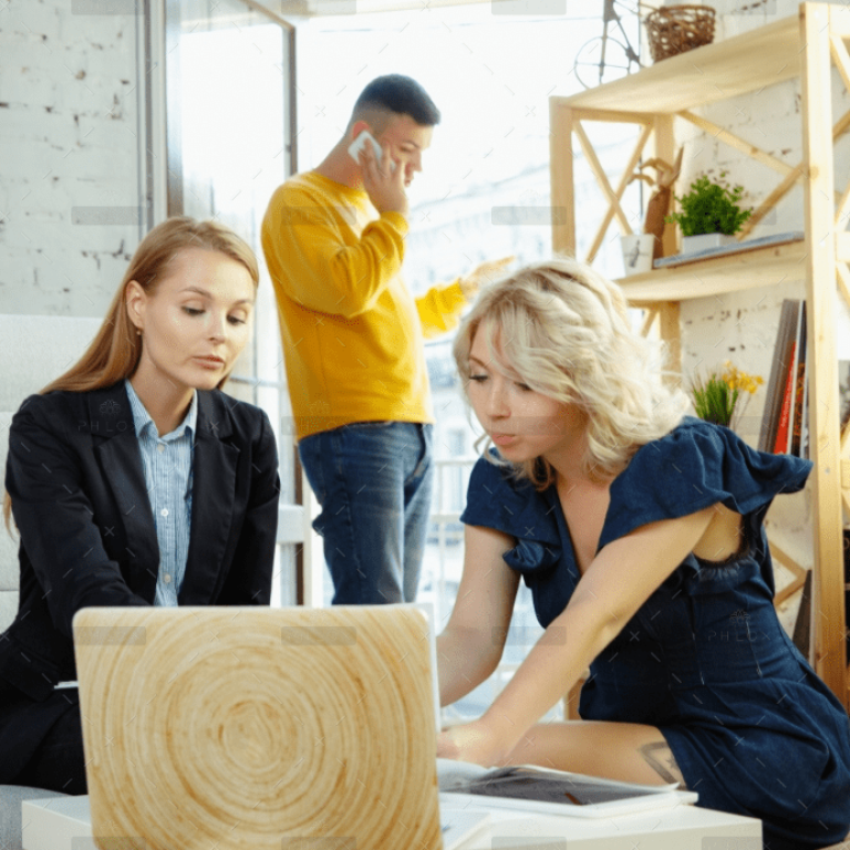 demo-attachment-1327-interior-designer-working-with-young-couple